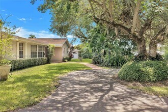 8261 SW 165th Terrace in Palmetto Bay, FL - Building Photo - Building Photo