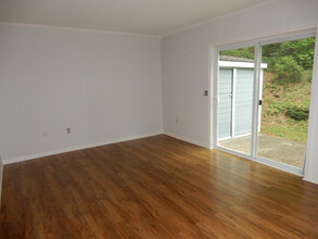 24 Witham St, Unit 17 in Sanford, ME - Foto de edificio - Building Photo
