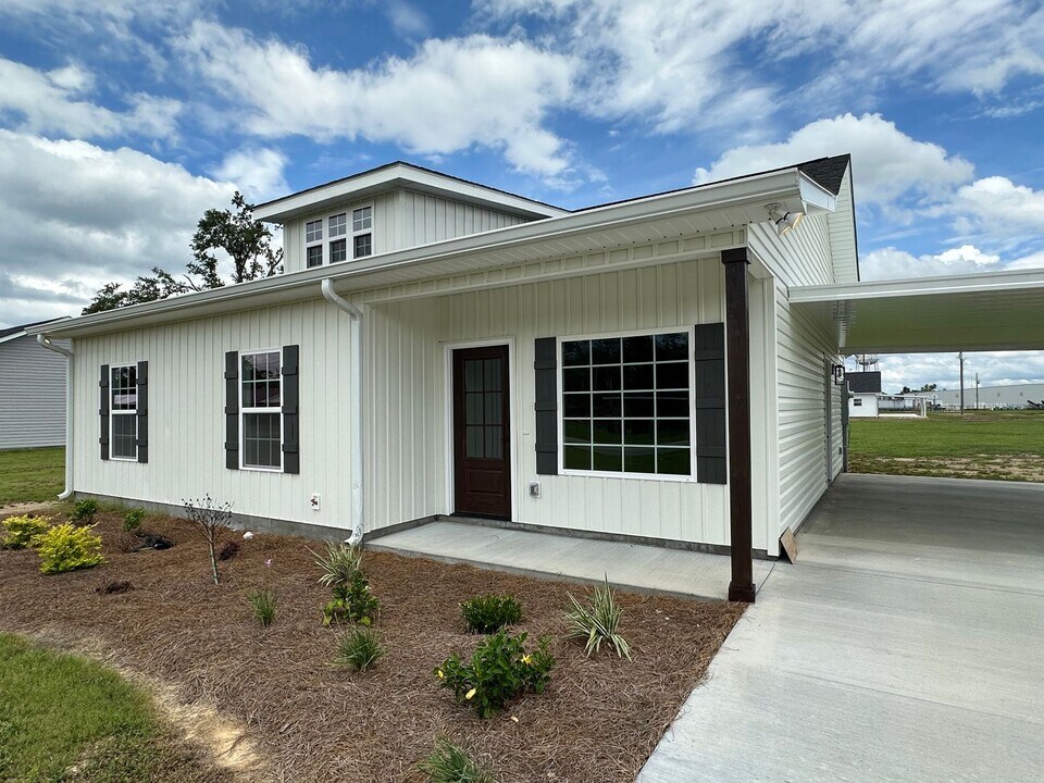 42 Walton Way in Hazlehurst, GA - Building Photo
