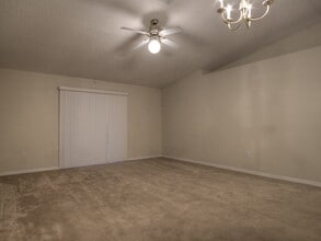 1615 Dartmouth Dr in Middleburg, FL - Foto de edificio - Building Photo