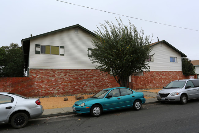 1452-1458 Phoenix Dr in Fairfield, CA - Building Photo - Building Photo