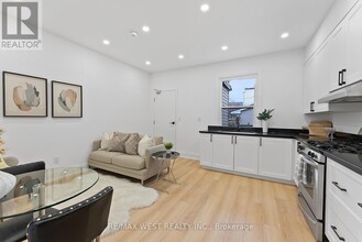 652 St Clarens Ave in Toronto, ON - Building Photo - Building Photo