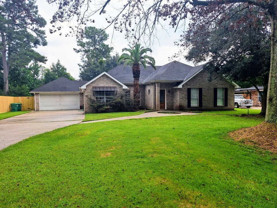 1410 Lake Village Blvd in Slidell, LA - Foto de edificio
