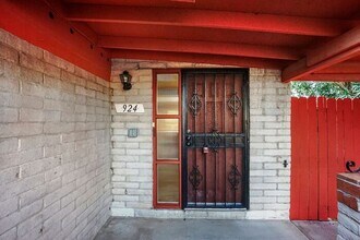 924 N Camino Seco in Tucson, AZ - Building Photo - Building Photo