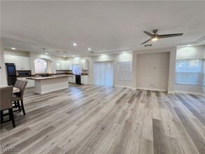 6420 Jade Mountain Ct, Unit 102 in Las Vegas, NV - Foto de edificio - Building Photo