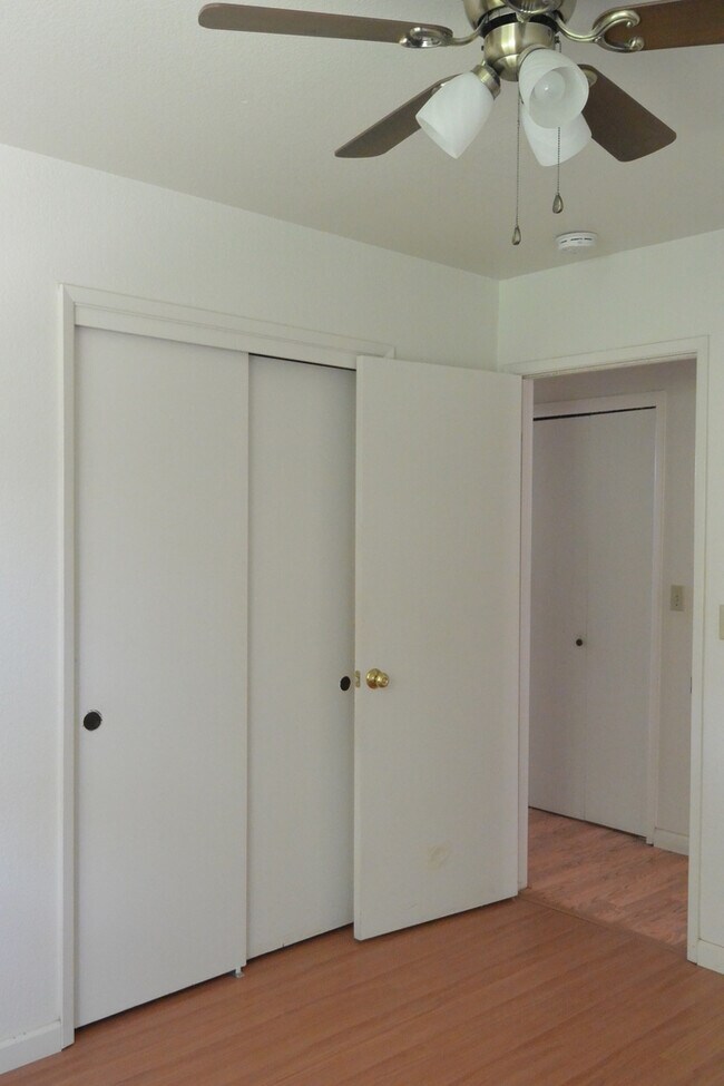 1136 W Damron Ave in Tulare, CA - Building Photo - Building Photo