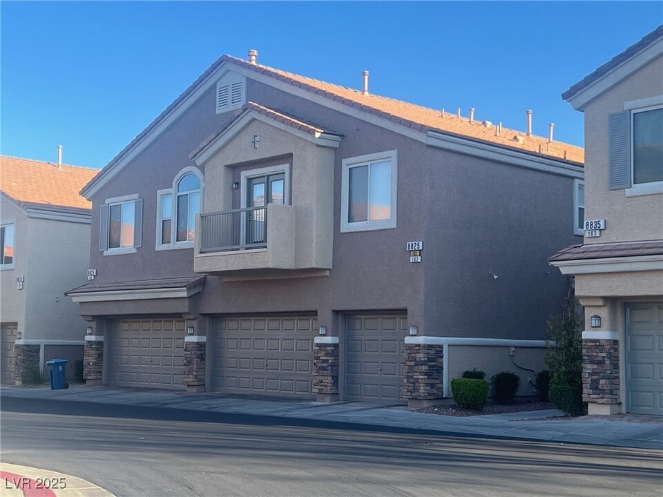 8825 Traveling Breeze Ave in Las Vegas, NV - Building Photo