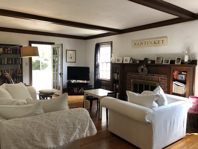 54 Duxbury Rd, Unit 1 in Newton, MA - Building Photo - Building Photo