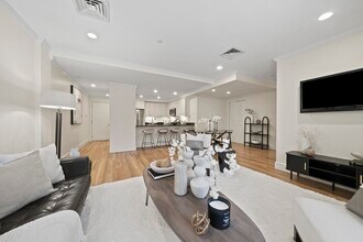 321 Hammond Pond Pkwy in Newton, MA - Building Photo - Building Photo