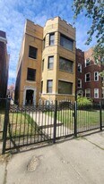 7842 S Bennett Ave in Chicago, IL - Building Photo