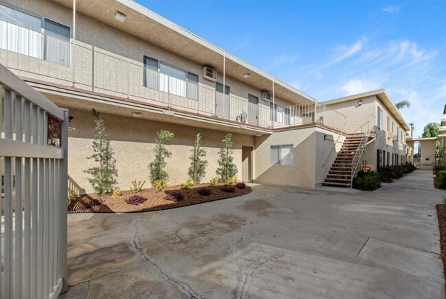 16405 Cornuta Apartments in Bellflower, CA - Foto de edificio - Building Photo