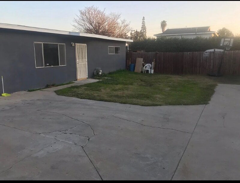 9144 Walnut St in Bellflower, CA - Building Photo