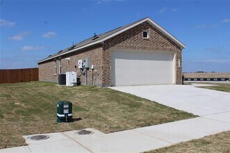 2100 Neyland Dr in Ennis, TX - Building Photo - Building Photo