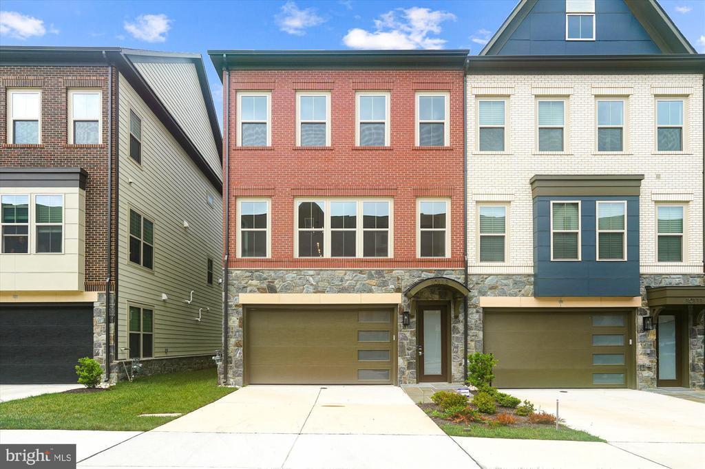 10113 Dalmatian St in Potomac, MD - Building Photo