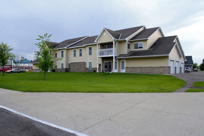 Century Court Townhomes in Hutchinson, MN - Foto de edificio - Building Photo