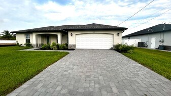 402 NW 7th Pl in Cape Coral, FL - Building Photo