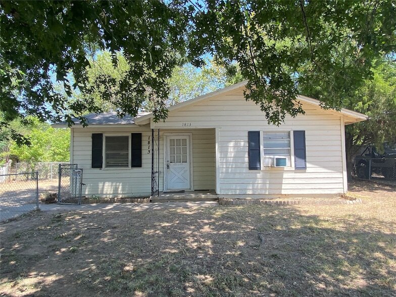 1813 Wayne St in Denton, TX - Building Photo
