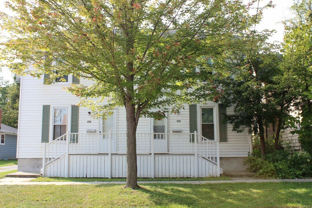 222 S 4th St in Whitewater, WI - Foto de edificio