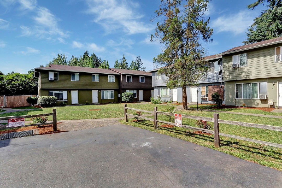 Garden Court Apartments in Newberg, OR - Building Photo