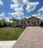 2800 Zaragoza Ct in Cape Coral, FL - Building Photo