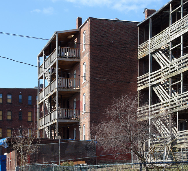 446 Maple St in Holyoke, MA - Foto de edificio - Building Photo