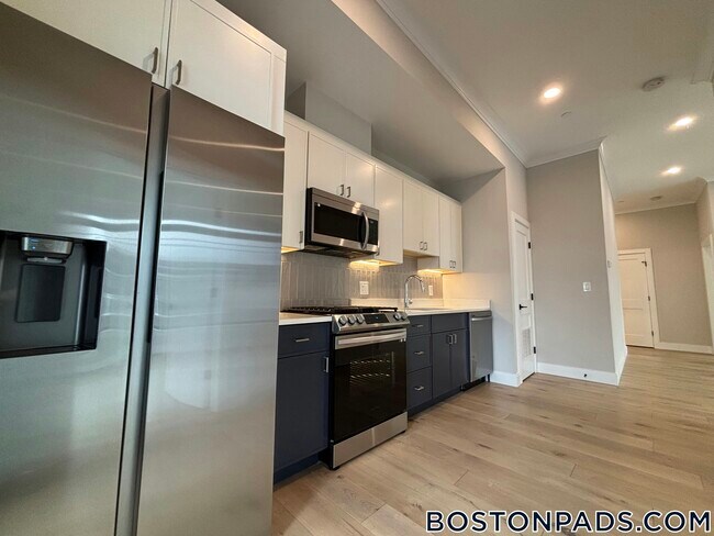 157 Everett St in Boston, MA - Building Photo - Building Photo