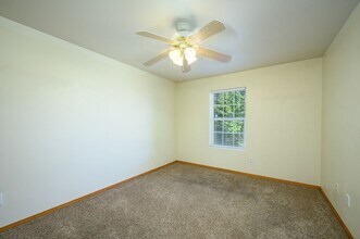 1411 NE Logan St in McMinnville, OR - Building Photo - Building Photo