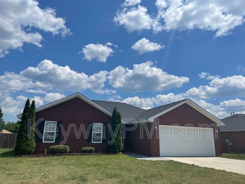 221 Taylor Cir in Grovetown, GA - Building Photo