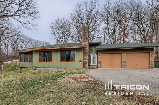 property at 19386 King Cir NW