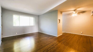 7874 Big Bend Blvd in Webster Groves, MO - Foto de edificio - Building Photo