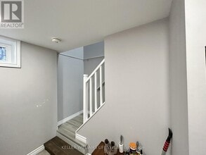 18 Queenston Crescent in London, ON - Building Photo - Building Photo