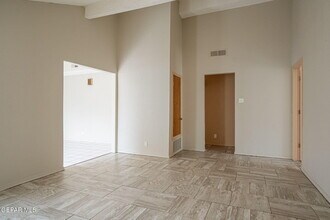 7956 San Jose Rd in El Paso, TX - Foto de edificio - Building Photo
