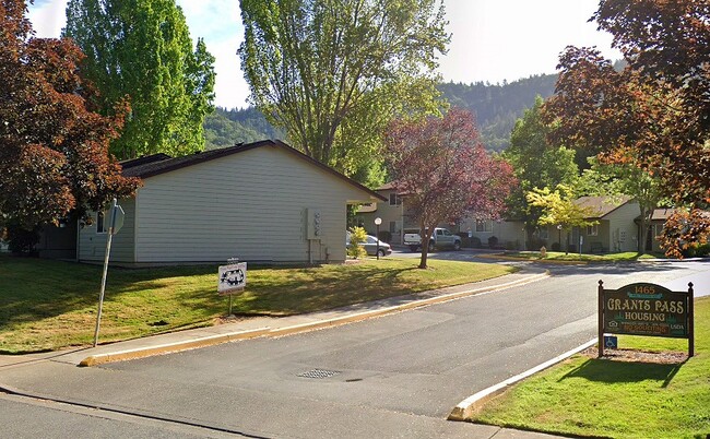 1465 NE 10th St in Grants Pass, OR - Building Photo - Building Photo