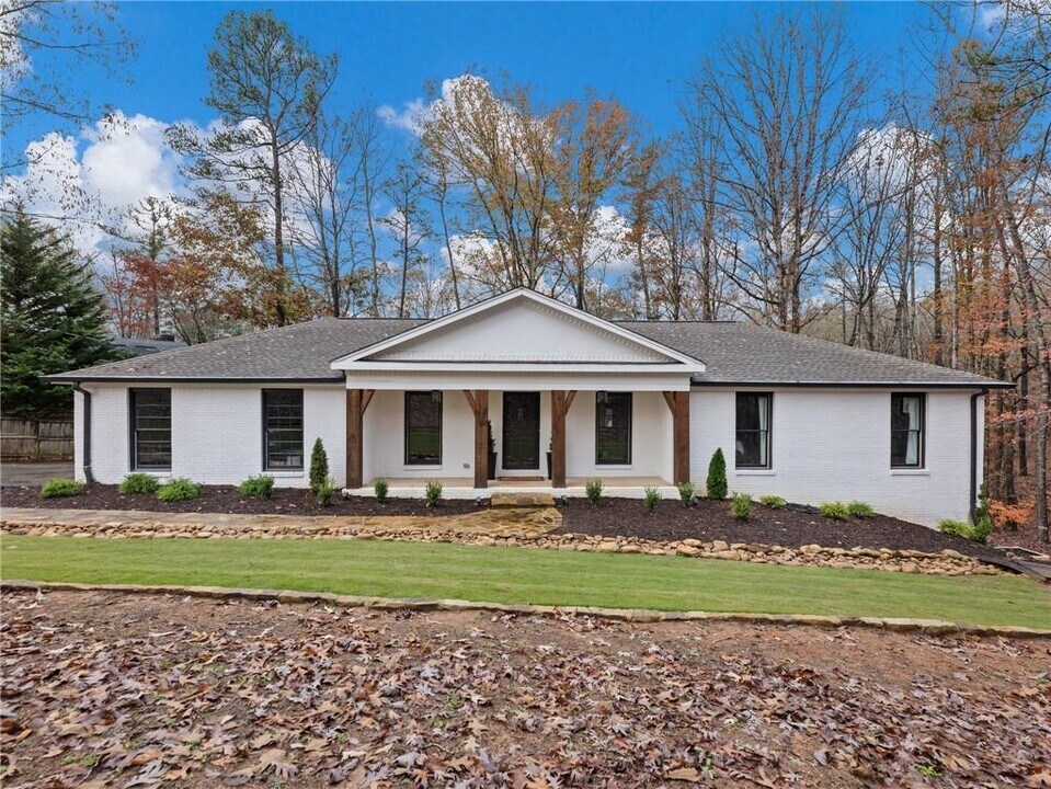 7328 Ivy Cir in Murrayville, GA - Building Photo