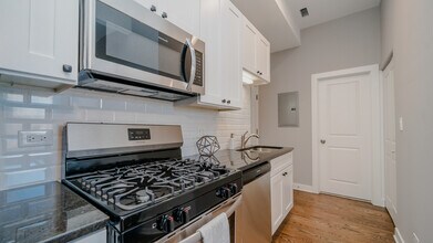 2400 S Troy St in Chicago, IL - Building Photo - Building Photo