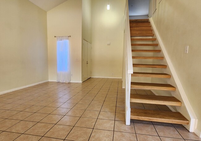 819 Canary Ct in Lake Elsinore, CA - Foto de edificio - Building Photo