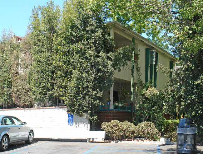 1113 N Sweetzer Ave in West Hollywood, CA - Foto de edificio - Building Photo