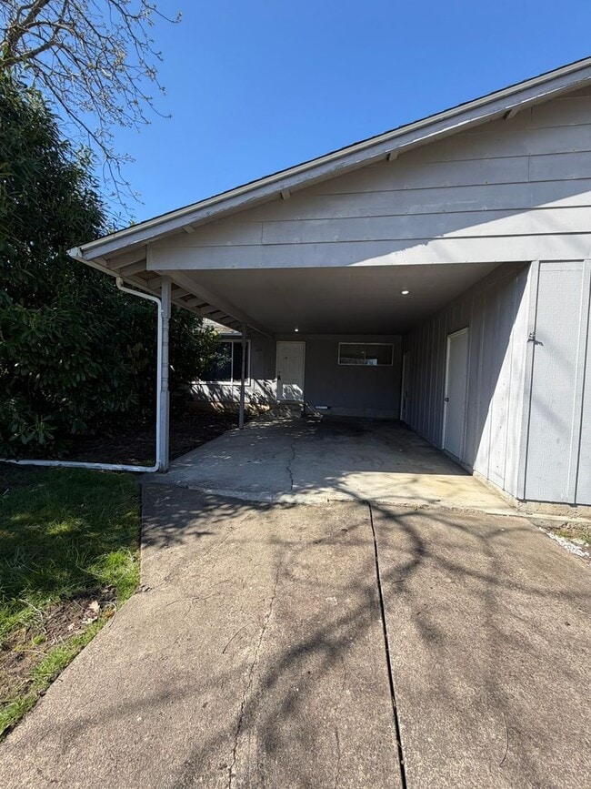 1610 Oak St SE in Albany, OR - Building Photo - Building Photo