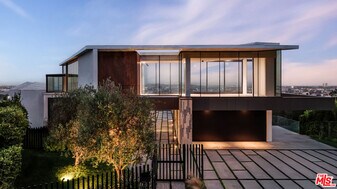 8368 Hollywood Blvd in Los Angeles, CA - Building Photo