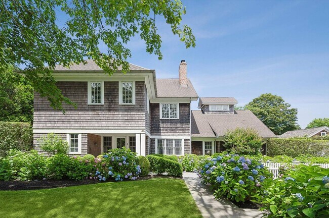 121 Post Ln in Southampton, NY - Foto de edificio - Building Photo