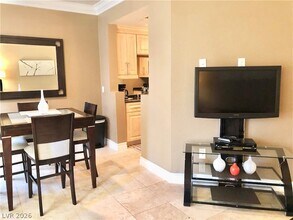 270 E Flamingo Rd, Unit 120 in Las Vegas, NV - Foto de edificio - Building Photo