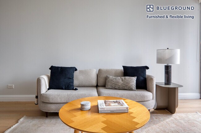 235 W 48th St in New York, NY - Foto de edificio - Building Photo