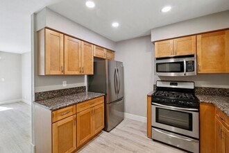 16 W Alamar St in Thousand Oaks, CA - Building Photo - Building Photo