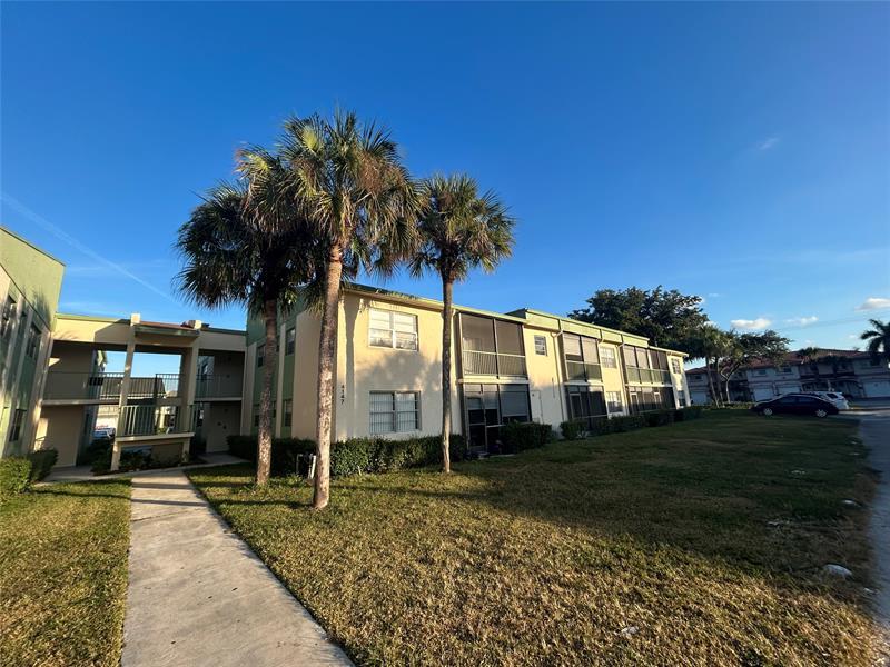 4147 NW 90th Ave in Coral Springs, FL - Foto de edificio