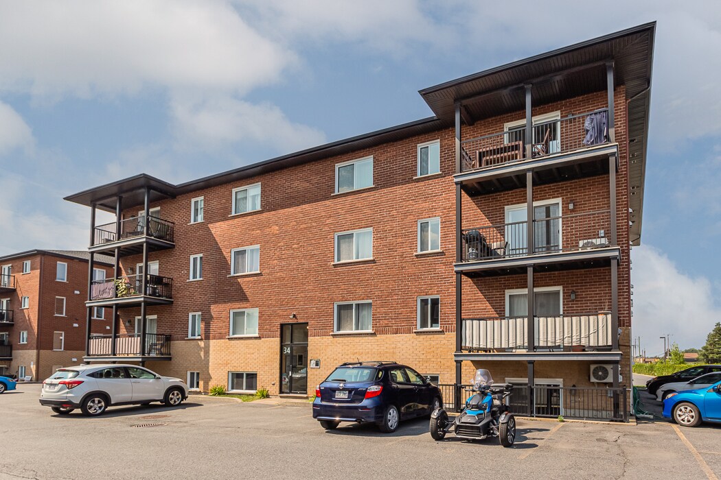 32-36 De L'aqueduc Rue in Varennes, QC - Building Photo