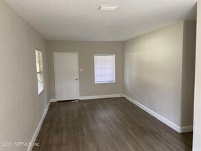 5366 Baycrest Rd in Jacksonville, FL - Building Photo - Building Photo