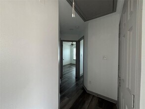 8113 Corinth St-Unit -B in Houston, TX - Foto de edificio - Building Photo