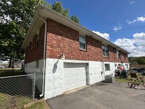 710 NW Mock Ave in Blue Springs, MO - Building Photo - Building Photo