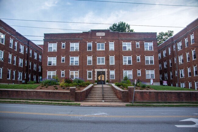 Gray Court Apartments in Winston-Salem, NC - Foto de edificio - Building Photo