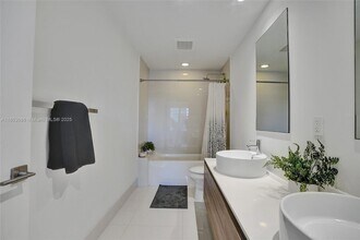 121 NE 34th St, Unit 902 in Miami, FL - Building Photo - Building Photo